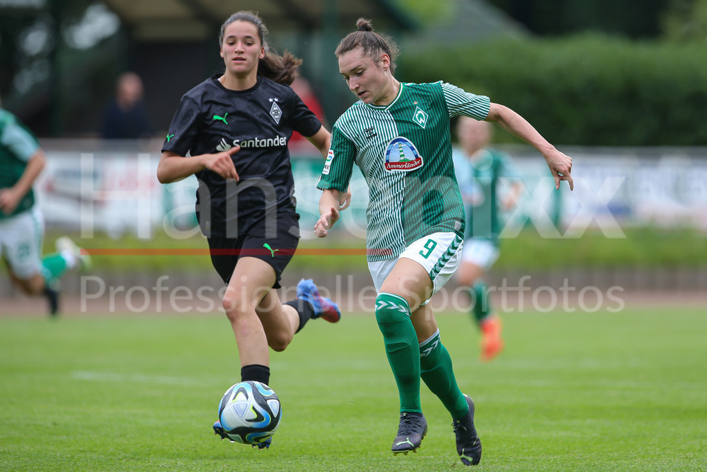 Fussball, Testspiel Frauen, Borussia Mönchengladbach - SV Werder Bremen | v.li.: Sophie Weidauer (SV Werder Bremen, 9) am Ball, Einzelbild, Ganzkörper, Aktion, Action, Spielszene