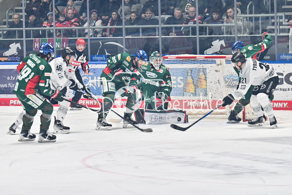 Augsburger Panther - Kölner Haie | AUGSBURG, GERMANY - 11. JANUARY: der Puck geht am Schläger von Juhani TYRVÄINEN (Kölner Haie 21) vorbei - Alexandre GRENIER (Augsburger Panther 82) kann klären während dem Match zwischen den Augsburger Panthern und den Kölner Haien am 39. Spieltag der penny DEL im Curt Frenzel Stadion