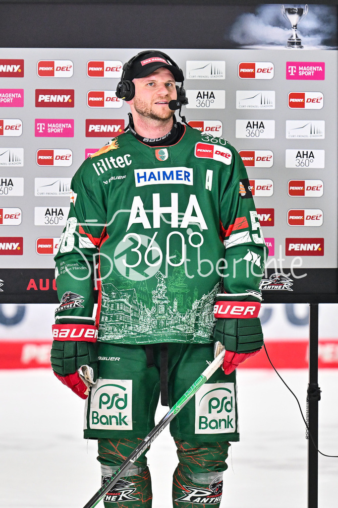 Augsburger Panther - Grizzlys Wolfsburg | AUGSBURG, GERMANY - 15. MARCH: im Bild Maximilian RENNER (Augsburger Panther 58) beim Interview mit MagentaSport während dem Match zwischen den Augsburger Panthern und den Grizzlys Wolfsburg am 52. Spieltag der Penny DEL im Curt Frenzel Stadion