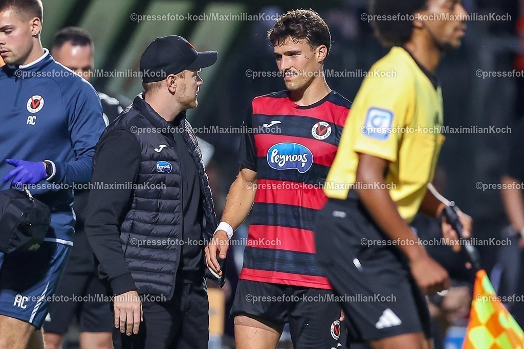 FCVK29082501110 | 29.08.2025, Fußball, FC Viktoria Köln – SSV Jahn Regensburg, 3.Liga, Sportpark Höhenberg, Saison 2025 2026: Leonhard Münst&nbsp;(Viktoria Koeln #05) muss mit Schmerzen das Spielfeld verlassen DFB regulations prohibit any use of photographs as image sequences and or quasi-video.
