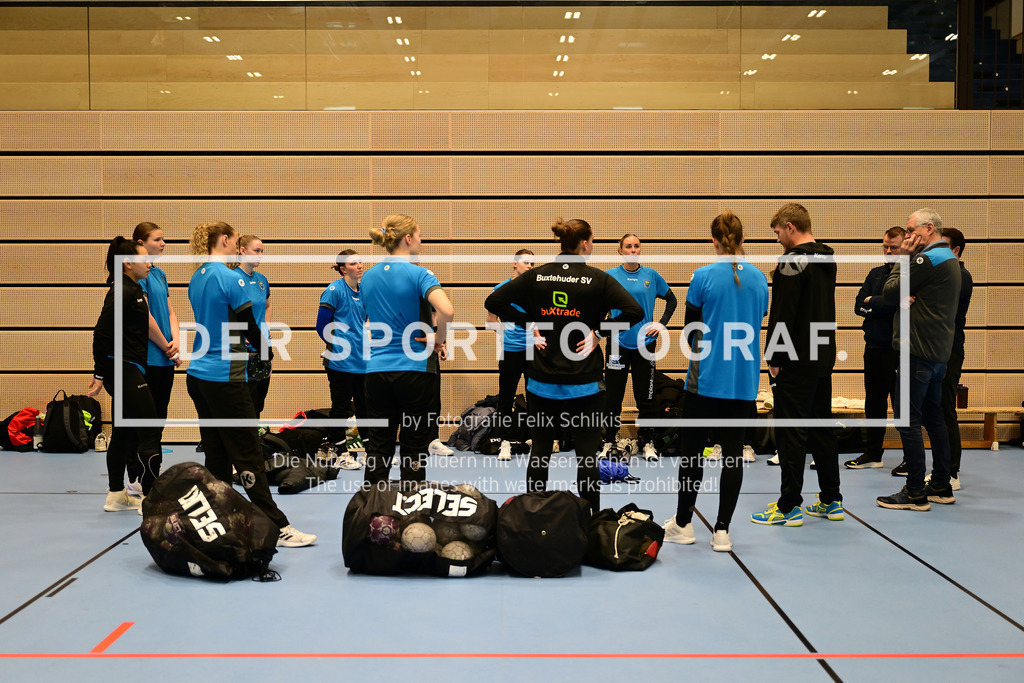 Handball I Frauen I Saison 2025-2026 I 1. HBF I Buxtehuder SV I Trainervorstellung I 49156 | Vorstellung des neuen Trainers beim Buxtehuder SV, Team Buxtehude: Cheftrainer Nicolaj Andersson, Nicolaj Bredekjaer Andersson, Name: Andersson, Nicolaj Bredekjaer, Alter: 37, Nationalität: Dänemark, DäneHier zu sehen: Buxtehuder Sportverein Frauen hören dem neuen Trainer zu - Realisiert mit Pictrs.com