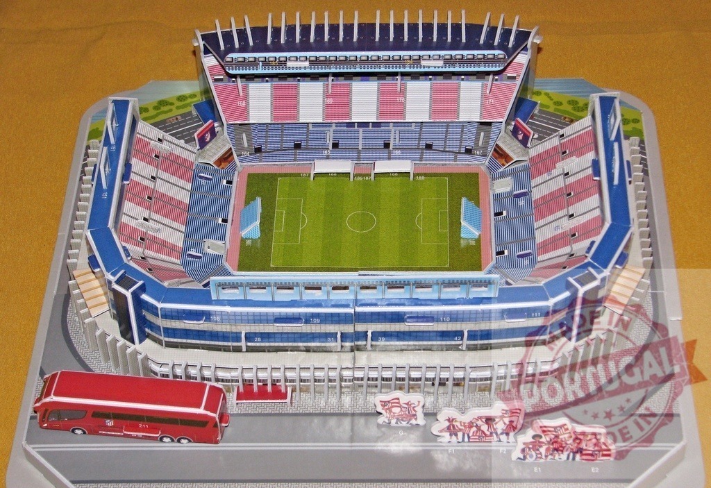 Vicente Calderón Stadium scale model with bus and fans celebrating | Cardboard scale model of Vicente Calderón Stadium, home of Atlético de Madrid football club, with bus and celebrating fans - Realisiert mit Pictrs.com