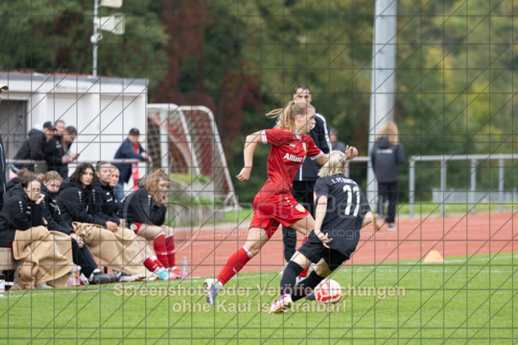 20251012_144429_1282 | #,1.FC Donzdorf (schwarz) vs. VfB Stuttgart II (rot), Fussball, Frauen-Verbandsliga Württemberg, 05. Spieltag, Saison 2025/2026, Rasenplatz Lautertal Stadion, Süßener Straße 16, 73072 Donzdorf, 12.10.2025 - 13:00 Uhr,Foto: PhotoPeet-Sportfotografie/Peter Harich