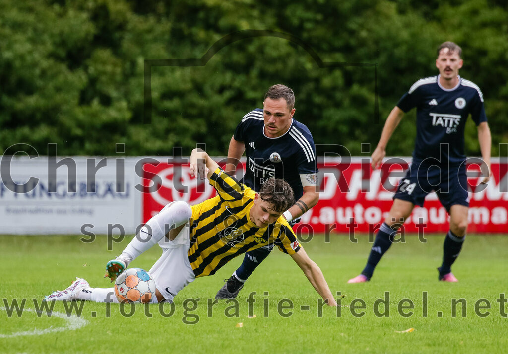 2023-07-29_105_FC_Moosinning_gegen_TuS_Raubling | Moosinning, Deutschland, 29.07.2023:
Fußball, Bezirksliga Oberbayern Ost 2023 / 2024, 1. Spieltag, FC Moosinning gegen TuS Raubling, Endergebnis: 0:7

Benedikt Rösl (FC Moosinning, #23), Michael Gruber (TuS Raubling, #23)

Foto: Christian Riedel / fotografie-riedel.net