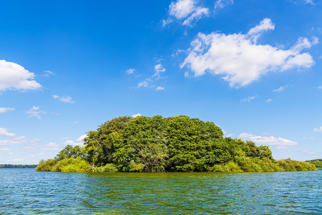 Blick auf die Insel Möwenburg vor Zarrentin am Schaalsee | Blick auf die Insel Möwenburg vor Zarrentin am Schaalsee.