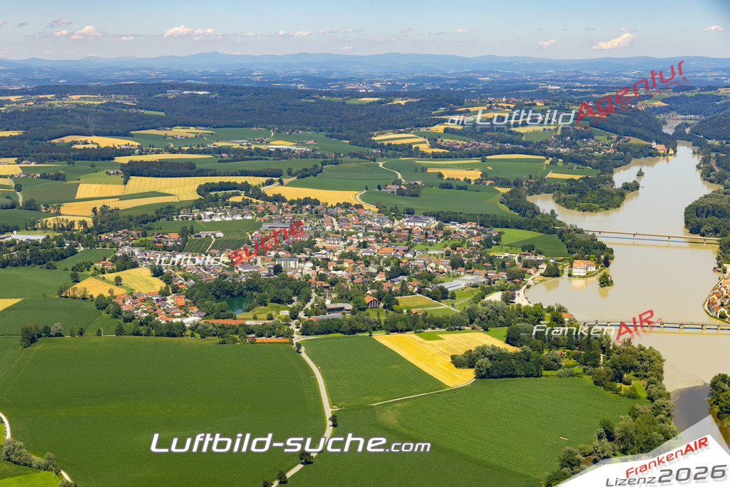 Aktuelles Luftbild von  Neuhaus am Inn - Die Luftaufnahme wurde 2022 mittels UL-Flugzeug erstellt ( keine Drohne ) - hochauflösende Kamera-Systeme von  Canon -Beste Qualität - Für grossformatige Ausdrucke geeignet. Die Geschenkidee !