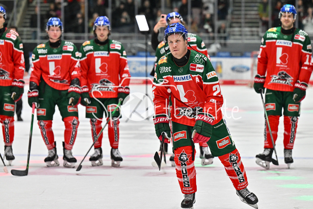 Augsburger Panther - Düsseldorfer EG | Die Panther feiern mit den Fans den Heimsieg gegen Duesseldorf / Jubel / Sieg / Freude / Happy / DEL: Augsburger Panther - Düsseldorfer EG, Curt Frenzel Stadion am 13.12.2024 / T. J. TREVELYAN (Augsburger Panther #24)