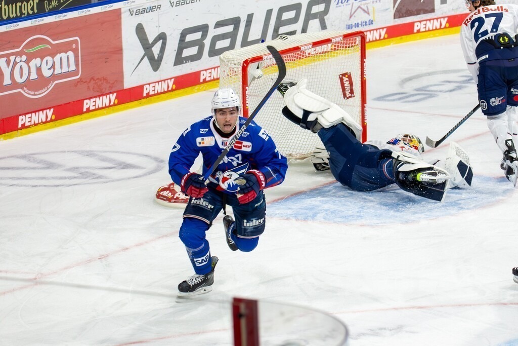 DEL, Deutsche Eishockey Liga Saison 2024/25, 28. Spieltag: Adler Mannheim gegen Red Bull München. Bild: John Gilmour (7, Mannheim) jubelt über seinen Treffer zum 1:0 | DEL, Deutsche Eishockey Liga Saison 2024/25, 28. Spieltag: Adler Mannheim gegen Red Bull München. Bild: John Gilmour (7, Mannheim) jubelt über seinen Treffer zum 1:0 - Realisiert mit Pictrs.com