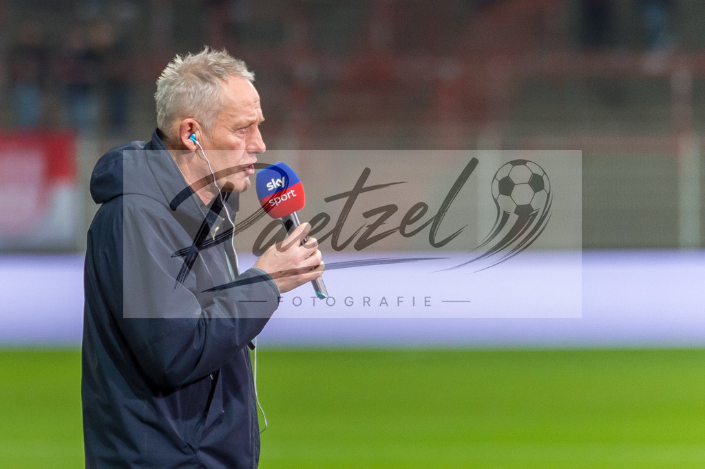 FCUFRE20211215_004 | Fussball, Herren: Trainer Christian Streich (SC Freiburg) im Interview bei dem Spiel der 1. Bundesliga zwischen 1. FC Union Berlin und SC Freiburg im Stadion An der Alten Foersterei am 15.12.2021 in Berlin, Deutschland.DFB / DFL REGULATIONS PROHIBIT ANY USE OF PHOTOGRAPHS AS IMAGE SEQUENCES AND/OR QUASI-VIDEO. - Realisiert mit Pictrs.com