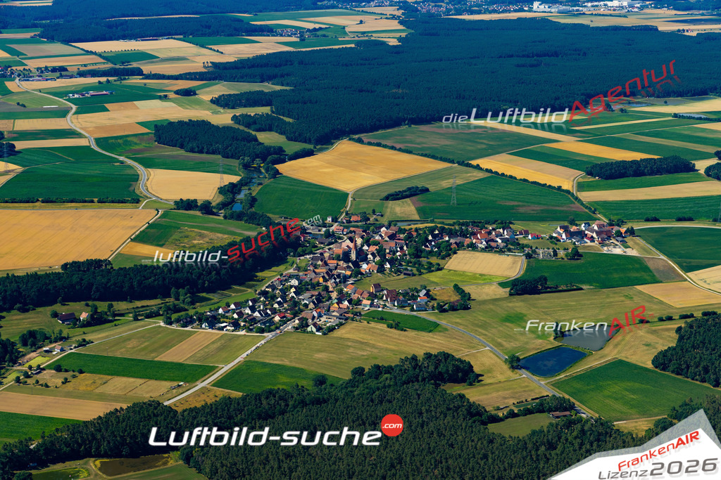 Aktuelles Luftbild von Kirchfarrnbach Wilhermsdorf - Die Luftaufnahme wurde 2022 mittels UL-Flugzeug erstellt ( keine Drohne ) - hochauflösende Kamera-Systeme von  Canon -Beste Qualität - Für grossformatige Ausdrucke geeignet. Die Geschenkidee !