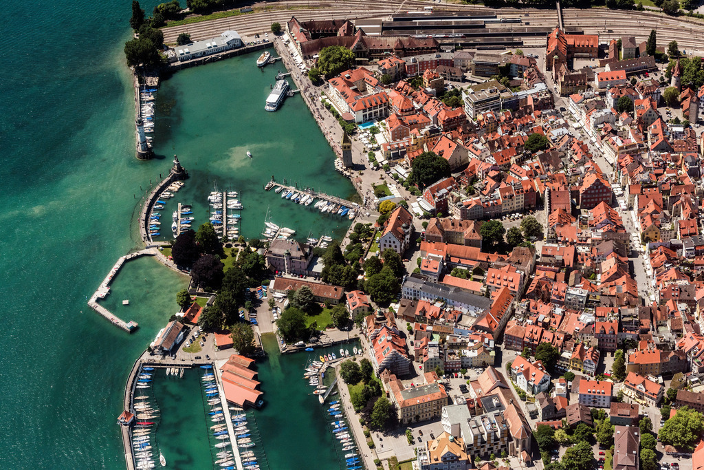 dr__0019138.jpg | LINDAU (BODENSEE) 04.07.2017 Ortskern am Uferbereich des Bodensee in Lindau (Bodensee) im Bundesland Bayern, Deutschland. // Village on the banks of the area Lake Constance in Lindau (Bodensee) in the state Bavaria, Germany. Foto: Daniel Reiter