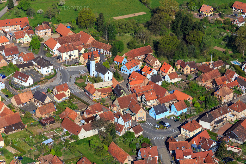 Luftbild: Eglise in Mulhausen im Bundesland Bas-Rhin in Frankreich. – Foto: IMG_099453.jpg vom 30.04.2017 durch Werner Riehm/FLY-FOTO.de – Auflösung des Originals: 4927 x 3285 px