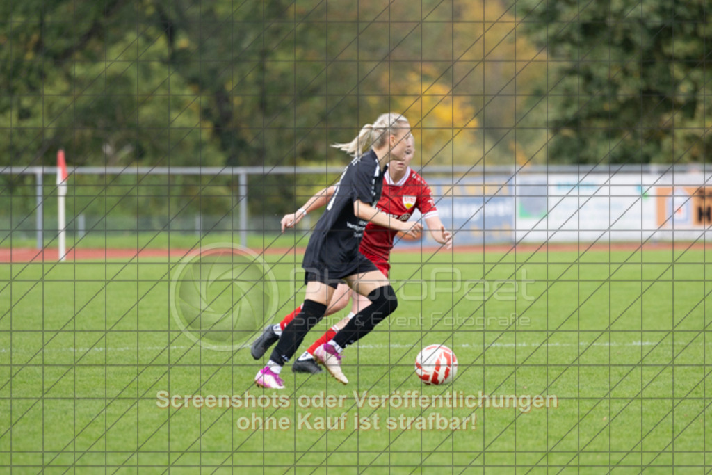 20251012_144041_1227 | #,1.FC Donzdorf (schwarz) vs. VfB Stuttgart II (rot), Fussball, Frauen-Verbandsliga Württemberg, 05. Spieltag, Saison 2025/2026, Rasenplatz Lautertal Stadion, Süßener Straße 16, 73072 Donzdorf, 12.10.2025 - 13:00 Uhr,Foto: PhotoPeet-Sportfotografie/Peter Harich