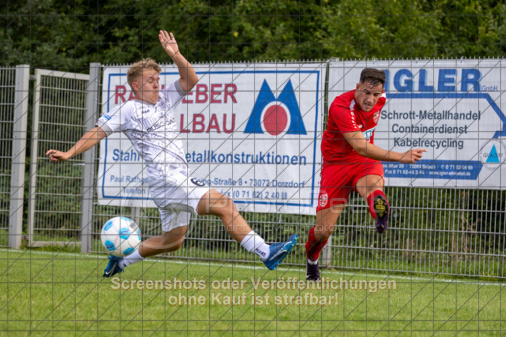 20250831_151414_0326 | David Keit (TSG Salach #06) und Jozef Kqiraj (SV Ebersbach #07)TSG Salach (weiß) vs. SV Ebersbach (rot), Fußball, Bezirksliga - Bezirk Neckar/Fils, 02. Spieltag, Saison 2025/2026, Rasensportplatz, Staufenecker Straße, 73084 Salach, 31.08.2025 - 15:00 Uhr,Foto: PhotoPeet-Sportfotografie/Peter Harich