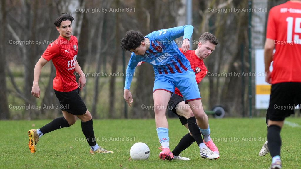 SSG Rot-Schwarz Kiel vs SC Weiche Flensburg II | Jonas Hillmer (Kiel #24) vs Enes Kaya (Weiche #11) / Fußball-Landesliga Schleswig Männer 2025/2026 / SSG Rot-Schwarz Kiel vs SC Weiche Flensburg II / Sportplatz Meimersdorf / Kiel / 14.03.26 - Realisiert mit Pictrs.com
