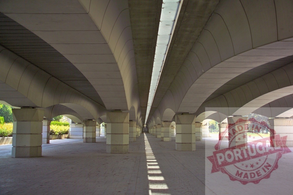 Diminishing perspective of bridge arches creating vanishing point | Sunlight filtering through gaps in bridge creating lines and shadows on the ground below - Realisiert mit Pictrs.com