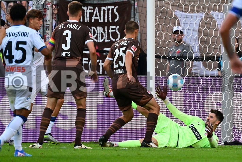 KBS Picture_FCStPauli-AtalantaBergamo_Test_055 | v.l. Mets Karol (St.Pauli) , Dzwigata Adam (St.Pauli) und Vasilj Nikola (St.Pauli) wieder mit einer Super Parade ,Sportplatz :  Millerntor Stadion, - Realisiert mit Pictrs.com