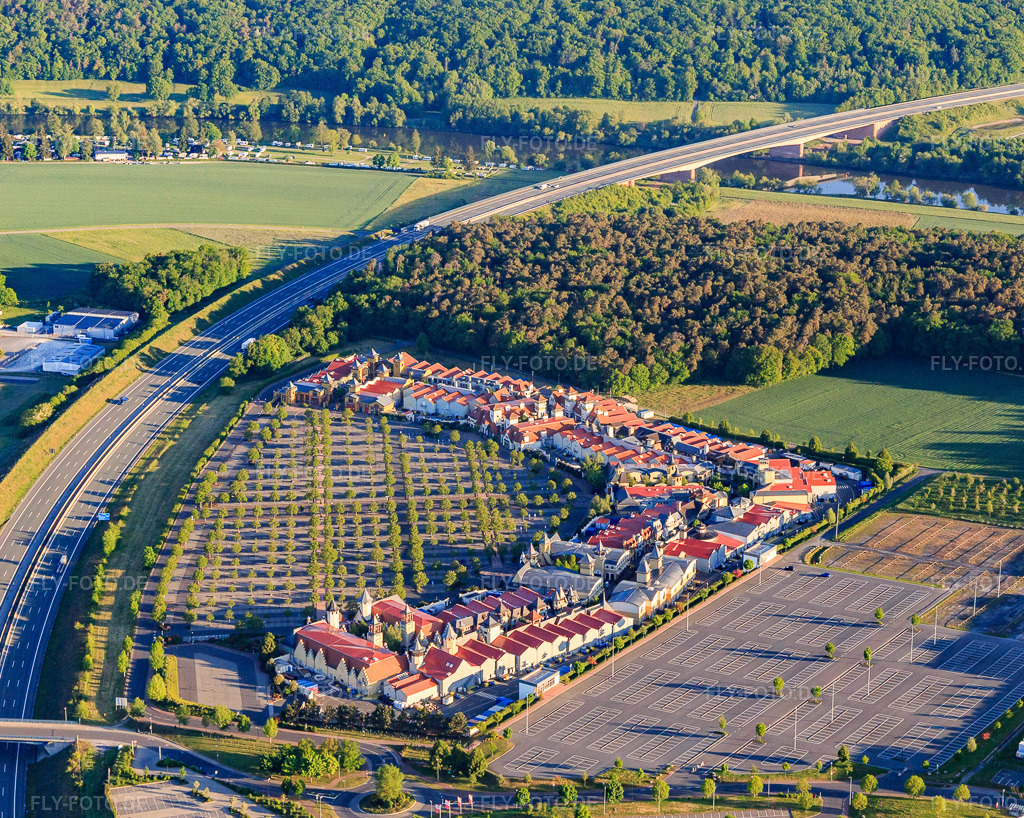Luftbild: Outlet Wertheim Village mit adidas Outlet Store Wertheim, Nike Factory Store und AIGNER Outlet Wertheim im Ortsteil Bettingen in Wertheim im Bundesland Baden-Württemberg in Deutschland.Foto: IMG_146650.jpg vom 11.05.2025 durch Werner Riehm/FLY-FOTO.deDesigner Outlet Shopping nahe Frankfurt am Main | Wertheim VillageGO.ADIDAS.COMWWW.NIKE.COMWWW.AIGNERMUNICH.DE