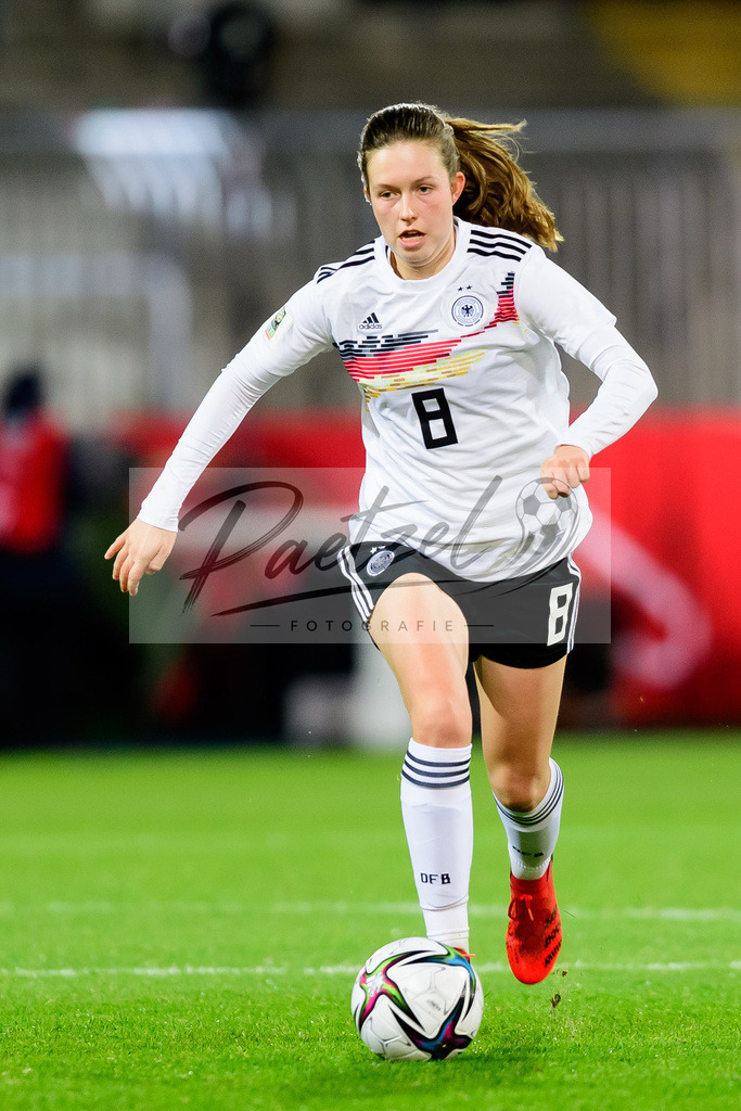 GERTUR20211126_137 | Fussball, Frauen: Jana Feldkamp (Germany) in Aktion, am Ball, Einzelaktion bei dem Spiel der WM-Qualifikation zwischen Deutschland und Tuerkei im Eintracht-Stadion am 26.11.2021 in Braunschweig, Deutschland. - Realisiert mit Pictrs.com