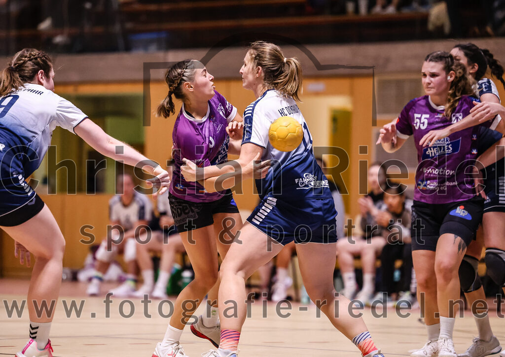 2024-11-24_109_SpVgg_Altenerding_gegen_HC_Donau-Paar_II | Erding, Deutschland, 24.11.2024:Handball, Bezirksoberliga Frauen Altbayern 2024 / 2024, 6. Spieltag, SpVgg Altenerding gegen HC Donau/Paar II, Endergebnis: 24:24Sandra Geßner (HC Donau/Paar, #19), Lena Prem (SpVgg Altenerding, #5), Marina Wavrouschek (HC Donau/Paar, #11), Verena Kaiser (SpVgg Altenerding, #55)Foto: Christian Riedel / fotografie-riedel.net
