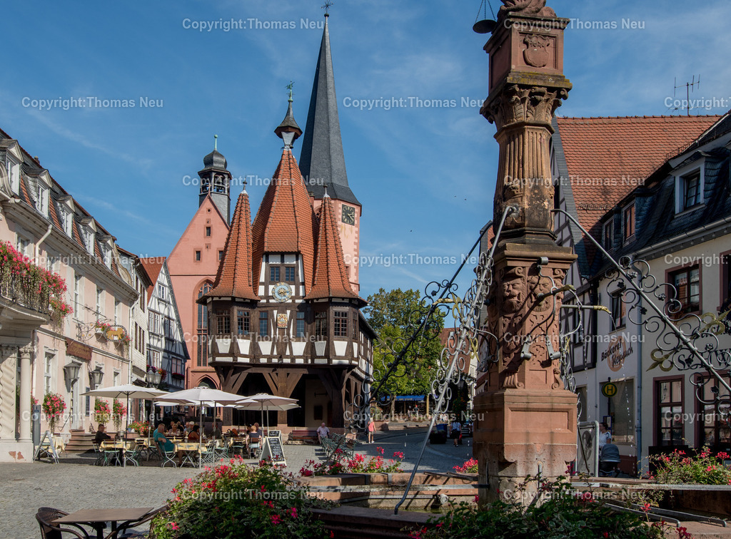 Michelstadt-Altstadt-historisches-Rathaus-Odenwald_Fotografie-Thomas-Neu-10 | Der Marktplatz in Michelstadt im Odenwald mit seinem historisches Rathaus aus dem Jahre 1484