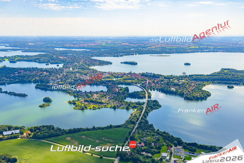 Seen Plön Bild- Das Luftbild wurde 2025 vom UL-Flugzeug heraus erstellt ( keine Drohne bzw. Drohnenaufnahme ) - Hochauflösende Luftaufnahme -Nicht vergleichbar mit Google Maps oder Satelittenbilder- Die Geschenkidee !Mit Lizenz und Bildrechte bestellbar - CC