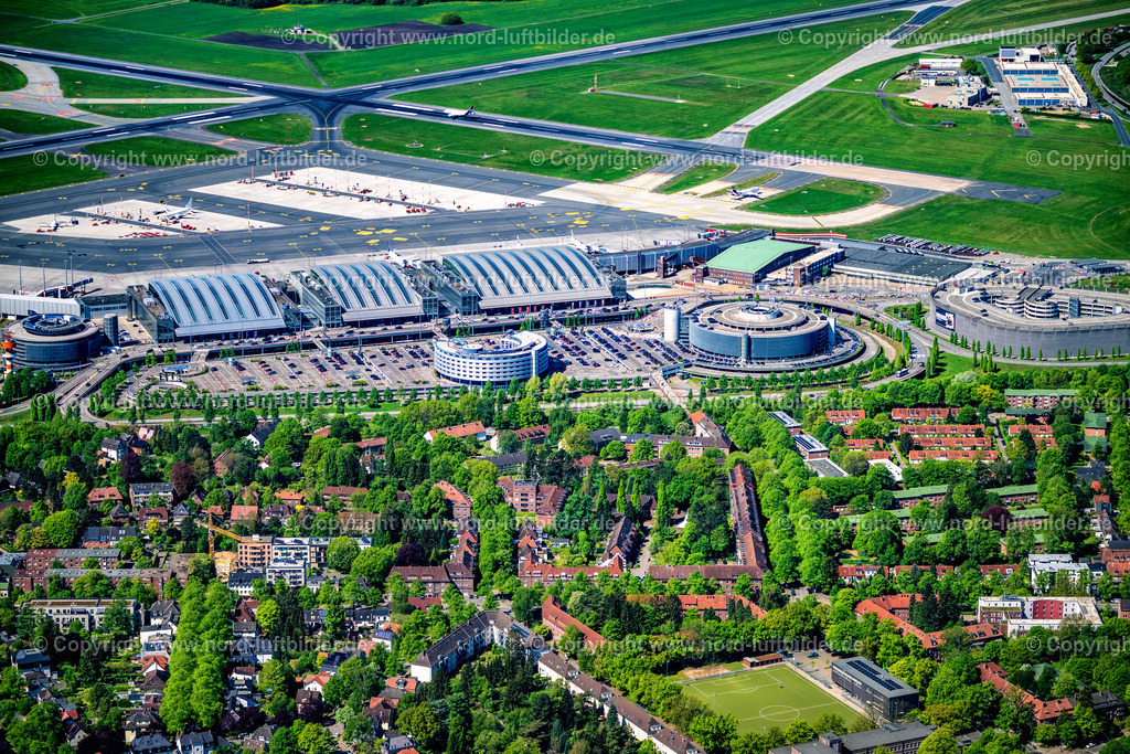 Hamburg_Fuhlsbüttel_Flughafen_Helmut_Schmidt_Airport_ELS_3102010525 | HAMBURG 01.05.2025 Abfertigungs- Gebäude und Terminals auf dem Gelände des Flughafen " Hamburg Airport Helmut Schmidt "(ICAO-Code EDDH)im Ortsteil Fuhlsbüttel in Hamburg, Deutschland. Weiterführende Informationen bei: Drees & Sommer SE,  Flughafen Hamburg GmbH,  IDEA Architekten GbR,  Weber Poll Ingenieurbüro für Bauwesen GbR. // Dispatch building and terminals on the premises of the airport " Hamburg Airport Helmut Schmidt "(ICAO-Code EDDH) in the district Fuhlsbuettel in Hamburg, Germany. Further information at: Drees & Sommer SE,  Flughafen Hamburg GmbH,  IDEA Architekten GbR,  Weber Poll Ingenieurbuero fuer Bauwesen GbR. Foto: Martin Elsen