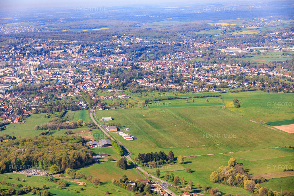 Luftbild: Segelflugplatz Aérodrome de Sarreguemines - Neunkirch in Frauenberg im Bundesland Moselle in Frankreich.Foto: IMG_154526.jpg vom 18.04.2026 durch Werner Riehm/FLY-FOTO.deAuflösung des Originals: 6000 x 4000 pxAéroclub de Sarreguemines : Espoirs aéronautiques de Sarreguemines | Aéroclub Planeurs Avions ULM | Route de Deux-Ponts BP 80315 57203 SARREGUEMINES Cedex