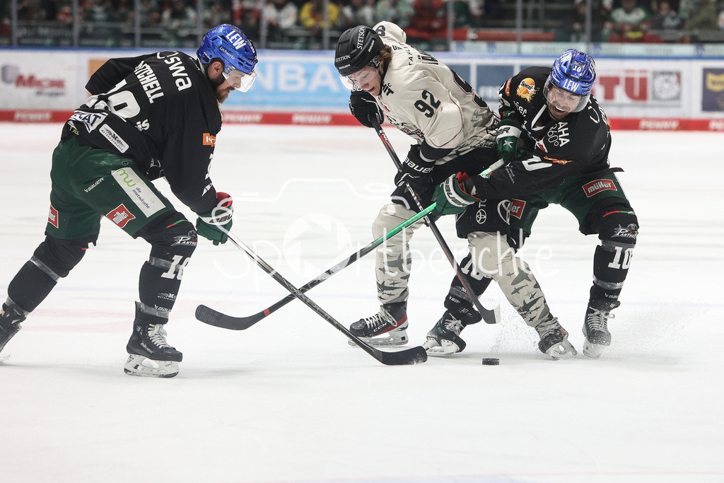 Augsburger Panther - Kölner Haie | Zachery MITCHELL (AEV #18) im Duell mit Hakon HAENELT (KEC #92) / Chirs COLLINS (AEV #10) / Zweikampf