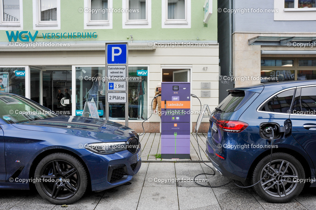 Deutschland_ Baden-Wuerttemberg_ Goeppingen_ 17.01.2025-27 | 17.01.2025, Deutschland, GER, Baden-Wuerttemberg, Goeppingen, im Bild Themenbild, Stadtansichten, Elektrofahrzeug, Tankstelle, Ladestation, Elektroauto, aufladen, Strom, Kabel, Wallbox, Aufladen auf oeffentlichem Grund, parken, Kurzparkzone