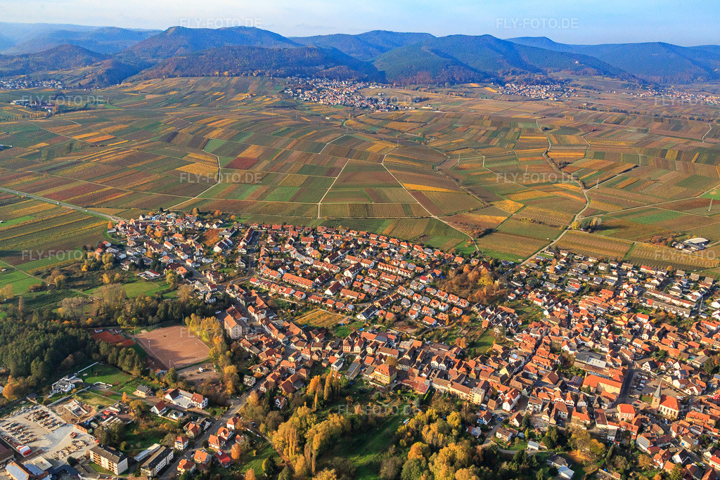 Luftbild: Ortsansicht von Süden im Ortsteil Godramstein in Landau im Bundesland Rheinland-Pfalz in Deutschland. Foto: IMG_085110.jpg vom 08.11.2015 durch Werner Riehm/FLY-FOTO.de