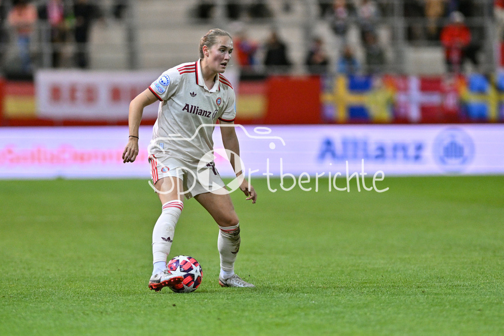 FC Bayern München Frauen - Arsenal London Frauen | am Bal Sydney LOHMANN (FCB #12) / Freisteller / Einzelfoto / UEFA Womens Champions League: FC Bayern München Frauen - Arsenal London Frauen, FC Bayern Campus am 09.10.2024