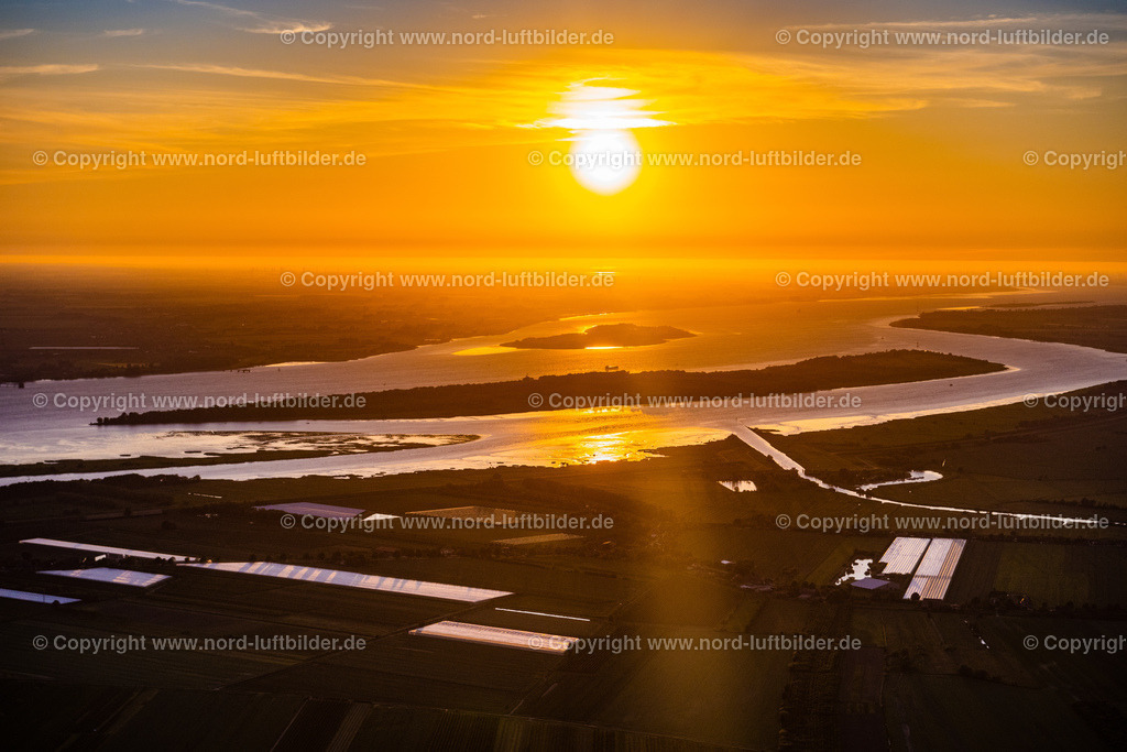 Krückau_Sperrwerk_Elbe_Sonnenuntergang_ELS_9393030622 | HASELAU 03.06.2022 Historische Dreh- Brücke über die Pinnau in Haselau im Bundesland Schleswig-Holstein, Deutschland. Die Brücke steht als Kulturdenkmal unter Denkmalschutz. // Historical revolving bridge over the Pinna River in Haselau in the state Schleswig-Holstein, Germany. Foto: Martin Elsen