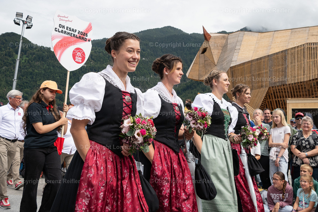 Schwingen -  ESAF Freitag Festumzug 2025 | Mollis, 29.8.25, Schwingen - ESAF Freitag Festumzug mit Ehrendamen.