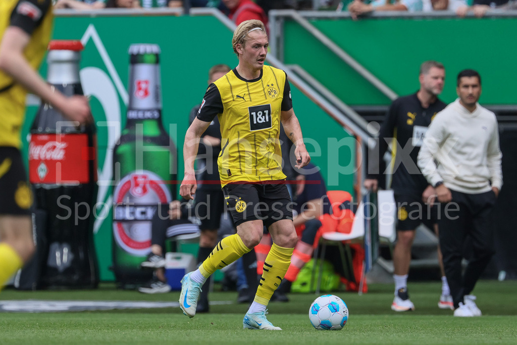 Fussball, Bundesliga, SV Werder Bremen - Borussia Dortmund | v.li.: Julian Brandt (Borussia Dortmund, BVB, 10) am Ball, Einzelbild, Ganzkörper, Aktion, Action, Spielszene, DIE DFL-RICHTLINIEN UNTERSAGEN JEGLICHE NUTZUNG VON FOTOS ALS SEQUENZBILDER UND/ODER VIDEOÄHNLICHE FOTOSTRECKEN. DFL REGULATIONS PROHIBIT ANY USE OF PHOTOGRAPHS AS IMAGE SEQUENCES AND/OR QUASI-VIDEO.