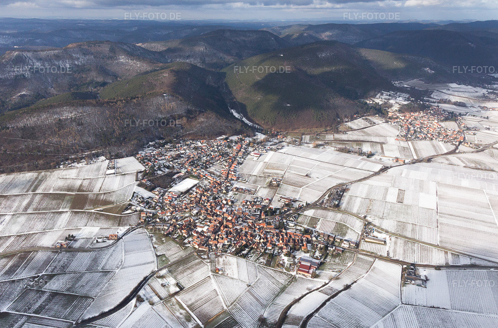 Luftbild: Winterlich schneebedeckte Weinbergen am Haardtrand in Frankweiler im Bundesland Rheinland-Pfalz in Deutschland. Foto: IMG_096216.jpg vom 15.01.2017 durch Werner Riehm/FLY-FOTO.de