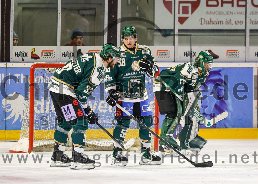 2026-01-06_117_TSV_Erding_gegen_EV_Lindau_Islanders | Erding, Deutschland, 06.01.2026:Eishockey, Oberliga Süd 2025 / 2026, 35. Spieltag, TSV Erding gegen EV Lindau Islanders, Endergebnis: 2:5Marc Schmidpeter (Erding Gladiators, #33), Paul Pfenninger (Erding Gladiators, #58), Torwart David Zabolotny (Erding Gladiators, #72)Foto: Christian Riedel / fotografie-riedel.net