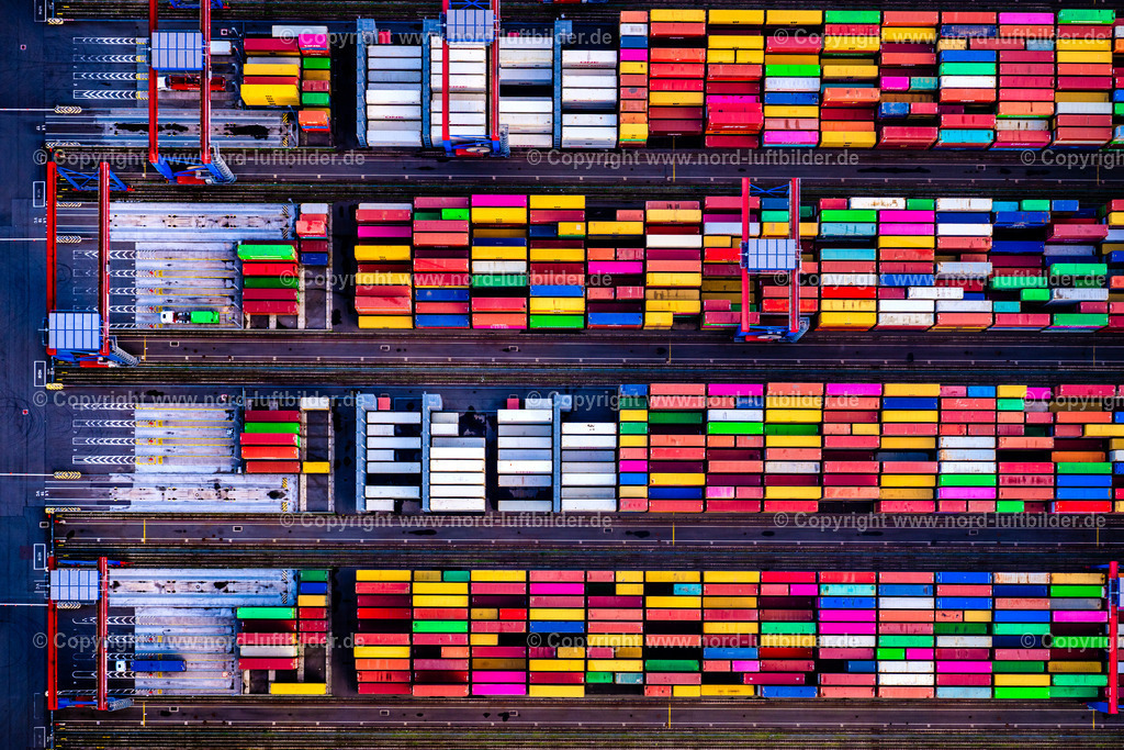 Hamburg_Waltershof_Container_Terminal_Burchadkai_Senkrechtaufnahme_ELS_5321190925 | HAMBURG 19.09.2025 Senkrecht- Luftbild aus der Satelliten- Perspektive vom Containerterminal vom Burchardkai im Containerhafen des Überseehafen im Ortsteil Waltershof in Hamburg, Deutschland. Weiterführende Informationen bei: EUROGATE GmbH & Co. KGaA, KG,  HPA Hamburg Port Authority,  Hafen Hamburg Marketing e.V. (HHM). // Vertical aerial view from the satellite perspective of the container terminal at Burchardkai in the container port of the overseas port in the Waltershof district of Hamburg, Germany. Further information at: EUROGATE GmbH & Co. KGaA, KG,  HPA Hamburg Port Authority,  Hafen Hamburg Marketing e.V. (HHM). Foto: Martin Elsen