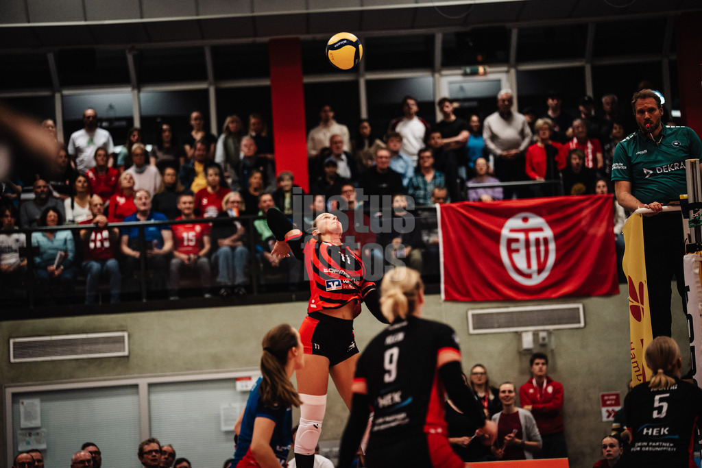 Volleyball | Frauen | Saison 2025/2026 | Volleyball Bundesliga | ETV Hamburger Volksbank Volleys vs. Ladies in Black Aachen | 29.10.2025 | Svea Frobel (#11, ETV Hamburger Volksbank Volleys) beim Angriff
