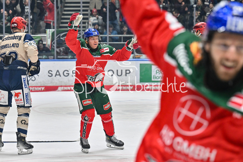 Augsburger Panther - Schwenninger Wild Wings | Jubel der Panther nach dem Treffer zum 3-1 durch Mark ZENGERLE (Augsburger Panther #89) / Freude / Happy / tor / Torschuetze / DEL: Augsburger Panther - Schwenninger Wild Wings, Curt Frenzel Stadion am 02.02.2025