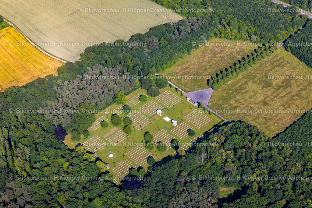 Luftbild Kamp-Lintfort-4779 | Luftbildfotografie Grabreihen auf dem Gelände des Friedhofes " Britischer Ehrenfriedhof " mit dem Denkmal " Rheinberg War Cemetery " an der Straße Am Englischen Friedhof im Ortsteil Niersenbruch in Kamp-Lintfort im Ruhrgebiet im Bundesland Nordrhein-Westfalen, Deutschland - Realisiert mit Pictrs.com