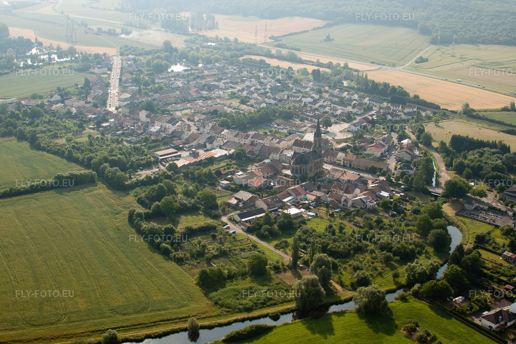 Vue aérienne: Vue de la ville à Cattenom dans le département Moselle, France – .Photo: IMG_29375.jpg prise le 26/06/2010 par Werner Riehm/FLY-FOTO.eu – Résolution de l'original: 4752 x 3168 px
