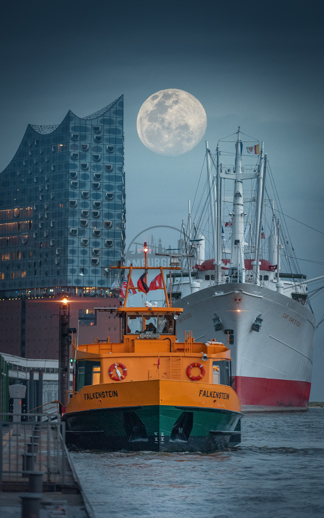 Mond Landungsbrücken Fähre Elphi Hamburg Elbe | Exklusive Hamburg collagen, tolle Segelbilder und viele weitere tolle Motive auf Leinwand, Poster, Alu-Dibond, u.v.m. findet Ihr bei uns auf hamburgbild.de. Findet Euer Wandbild für Euer Zuhause, Büro oder die  Praxis…. - Realisiert mit Pictrs.com