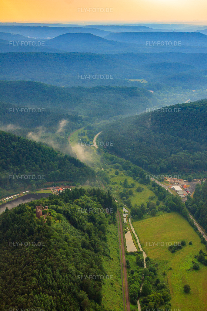 Luftbild: Wieslautertal nach NW in Dahn im Bundesland Rheinland-Pfalz in Deutschland. Foto: IMG_29320.jpg vom 25.06.2010 durch Werner Riehm/FLY-FOTO.de