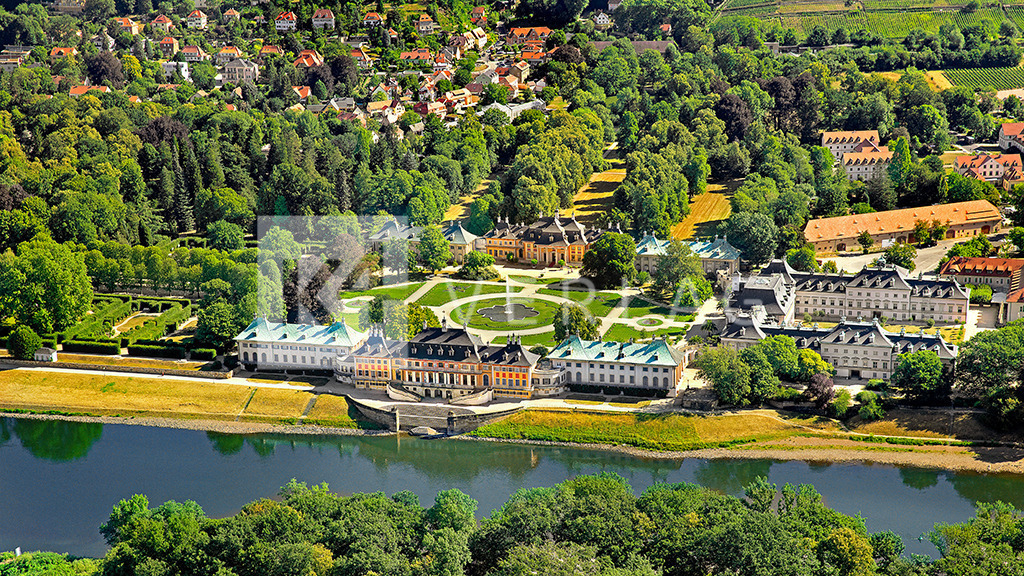 Schloss-Pillnitz-Elbe_FOCO4223 | Luftaufnahme von Schlossgarten und Schloss Pillnitz an der Elbe - Realisiert mit Pictrs.com