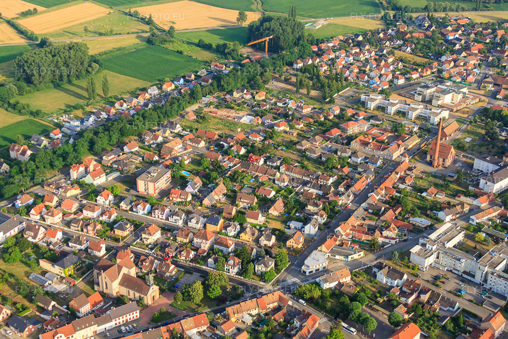 Vue aérienne: Vue de la ville depuis le nord à Bischwiller dans le département Bas Rhin, France – .Photo: IMG_30428.jpg prise le 09/07/2010 par Werner Riehm/FLY-FOTO.eu – Résolution de l'original: 4752 x 3168 px