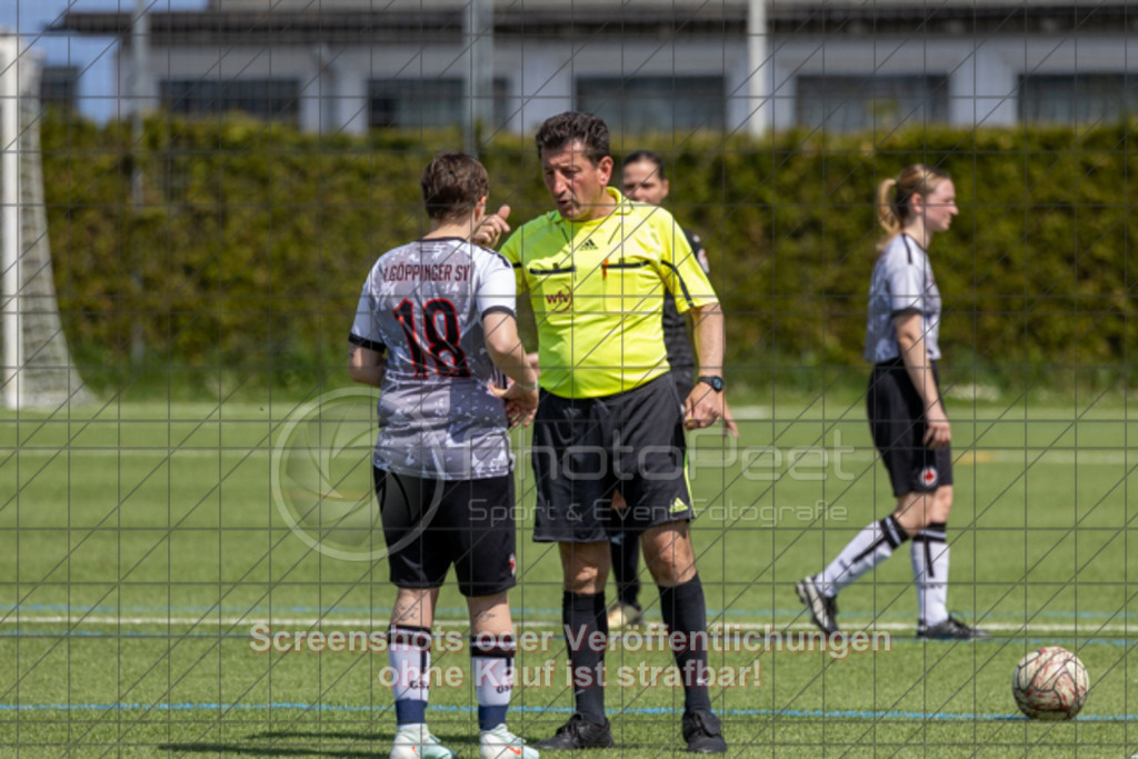 20250427_120810_0413 | #,1.Göppinger SV (weiß) vs. TSV Ruppertshofen (schwarz), Fußball, Frauen-Regionenliga 3 - Bezirk WfV, 21. Spieltag, Saison 2024/2025, Kunstrasenplatz Nord, Hohenstaufenstr. 116, 73033 Göppingen, 27.04.2025 - 11:00 Uhr,Foto: PhotoPeet-Sportfotografie/Peter Harich