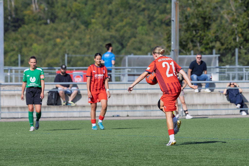 FCHSTE_250921_0727 | 1.FC Heidenheim 1846 II vs. TV Steinheim, Fußball, Frauen, Bezirksliga, 2025/2026, 2.Spieltag, 21.09.2025 in Heidenheim, Kunstrasen b. Voith-Arena West(Foto: Michael Bulling) - Realisiert mit Pictrs.com