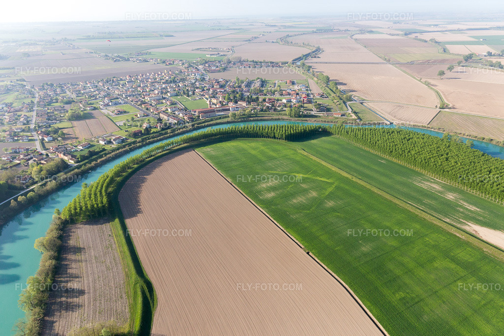 Aerial view: View of the town in Cesarolo in the state Veneto, Italy. – Photo: IMG_098818.jpg taken on 04/08/2017 by Werner Riehm/FLY-FOTO.com – Resolution of the original: 5297 x 3531 px
