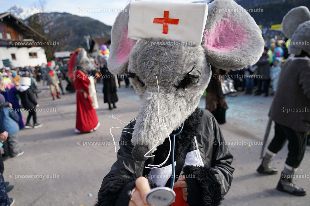 news-2023-Feb11-Fasching-Weissenbach-DSC01930 | Info aus dem Bezirk Reutte/Ausserfern Tirol sowie eine umfangreiche Bilddatenbank über die gesamte Region: Lechtal, Talkessel Reutte, Tannheimertal, Zwischentoren. Lech, Plansee, Zugspitze, Grenztunnel, B179, Fernpassstraße, Verkehr, Lawinen, Tradition, - Realisiert mit Pictrs.com